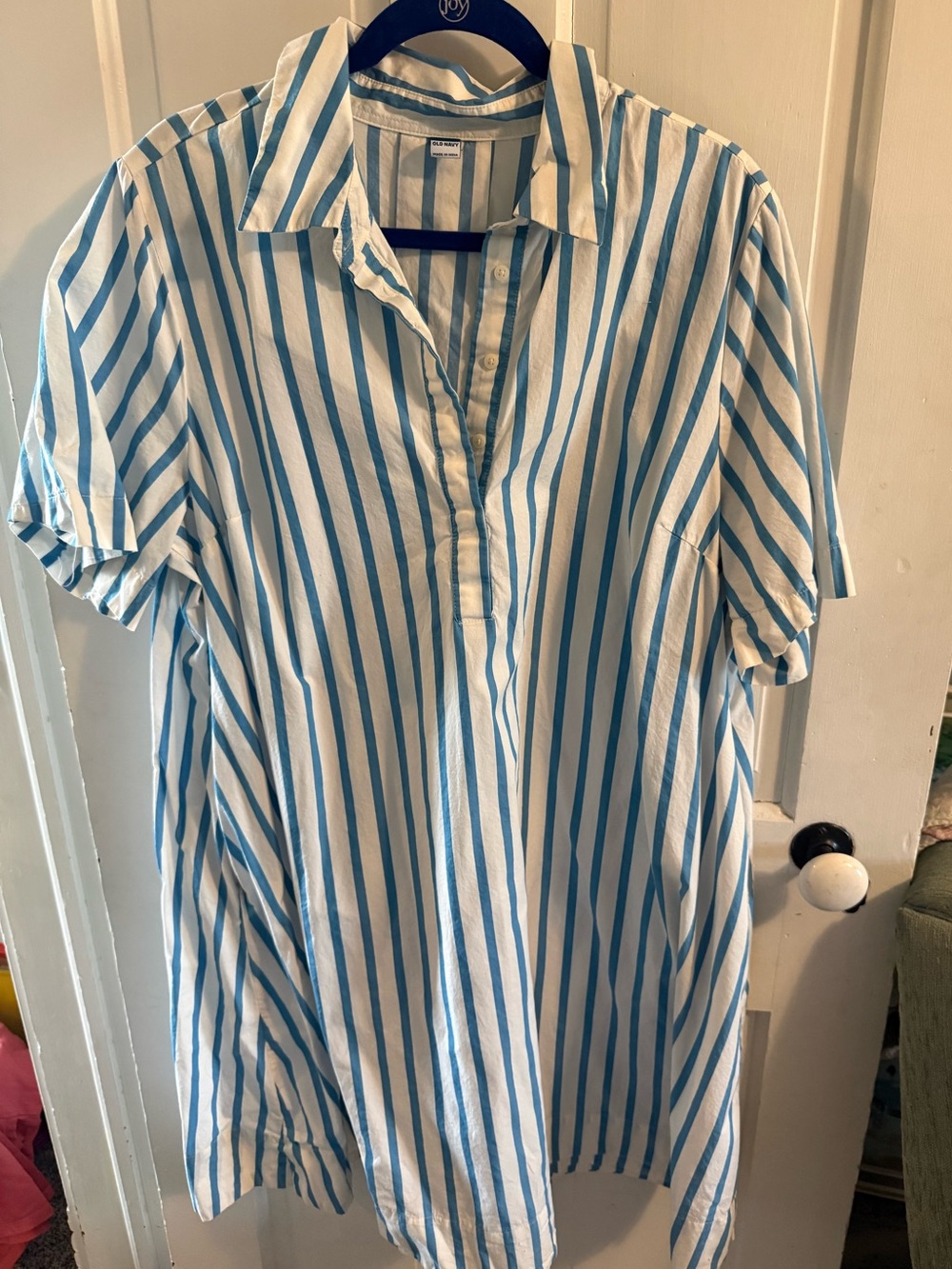 Old Navy White and Blue Vertical Stripe Short-Sleeve Button-Down Shirt